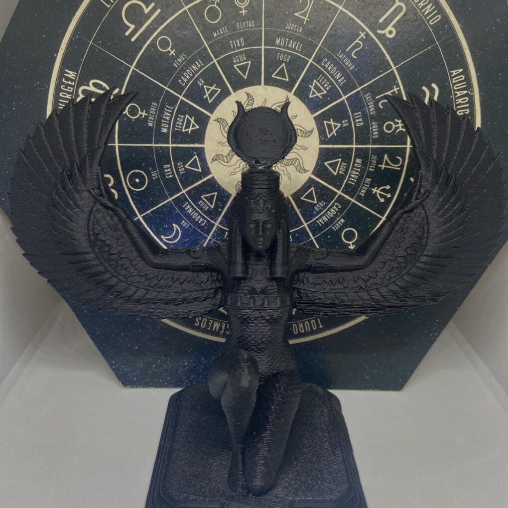 Estátua de Ísis Alada – Magia, Proteção e Renascimento