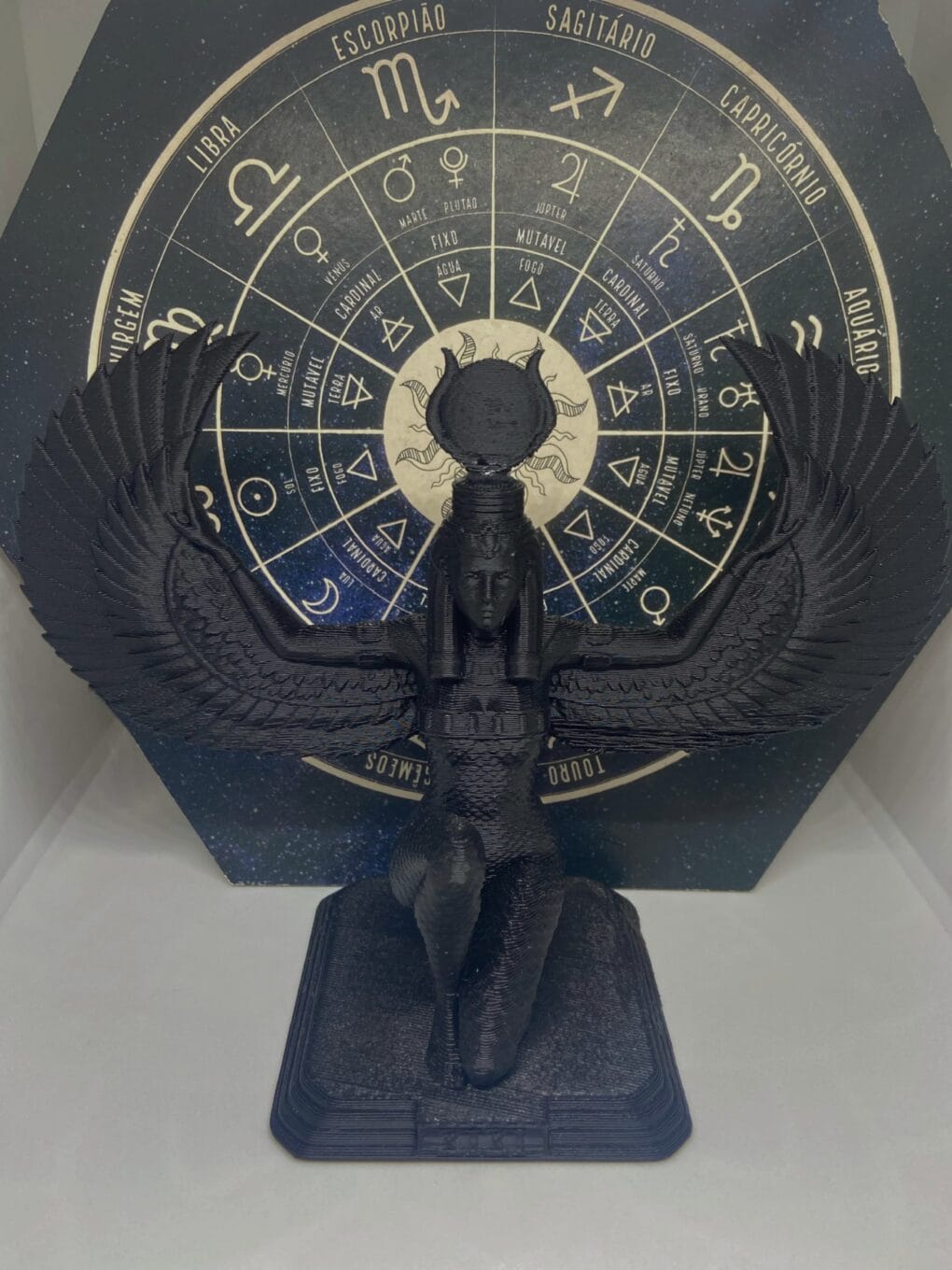 Estátua de Ísis Alada – Magia, Proteção e Renascimento
