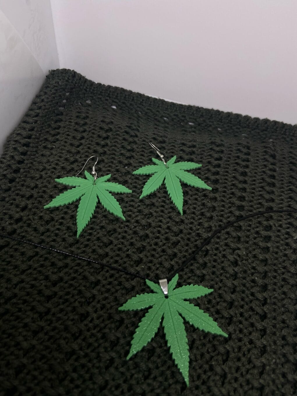 Kit Colar e Brincos Folha de Cannabis – Manifesto Verde