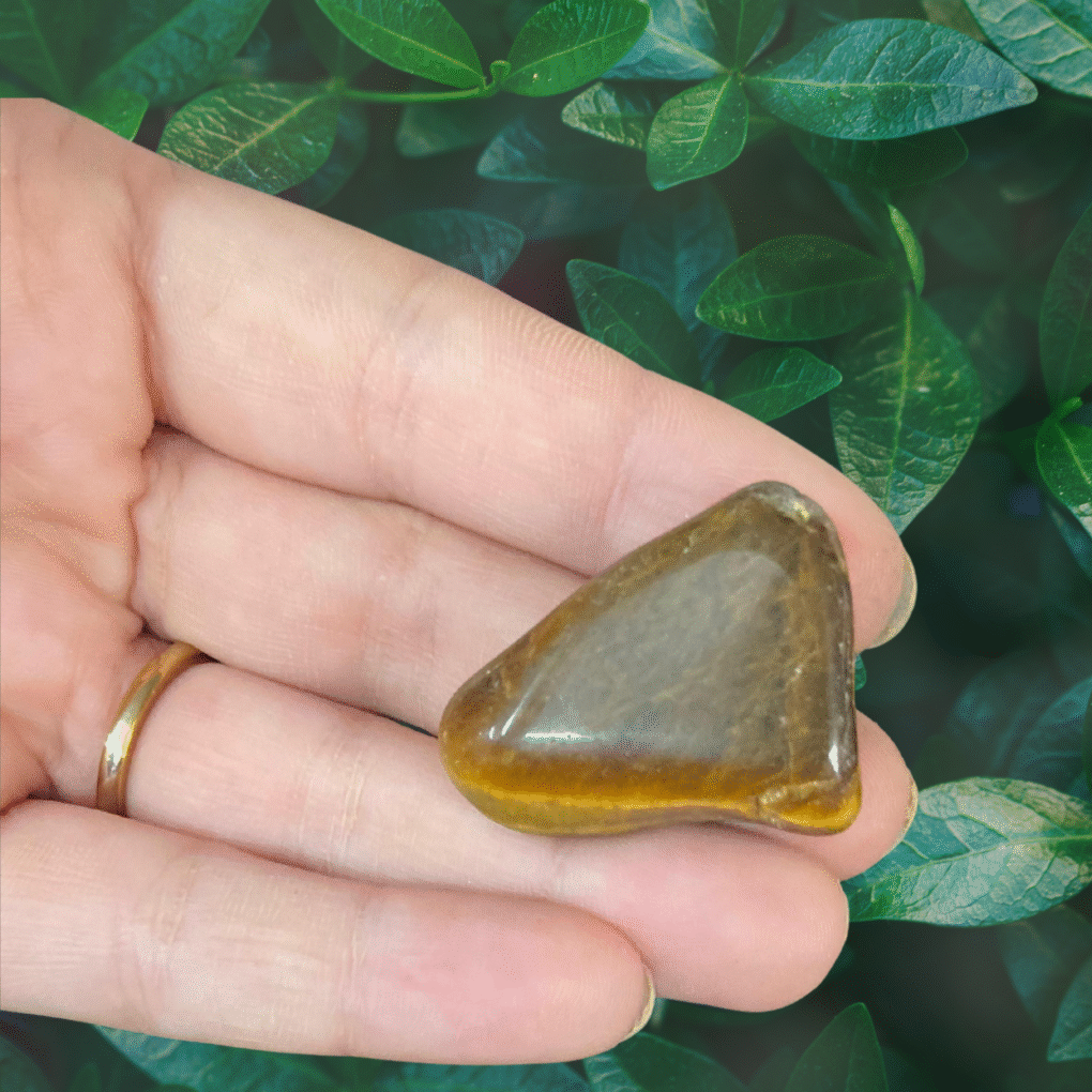 Pedra Rolada de Olho de Tigre – O Olhar Protetor da Terra e do Espírito