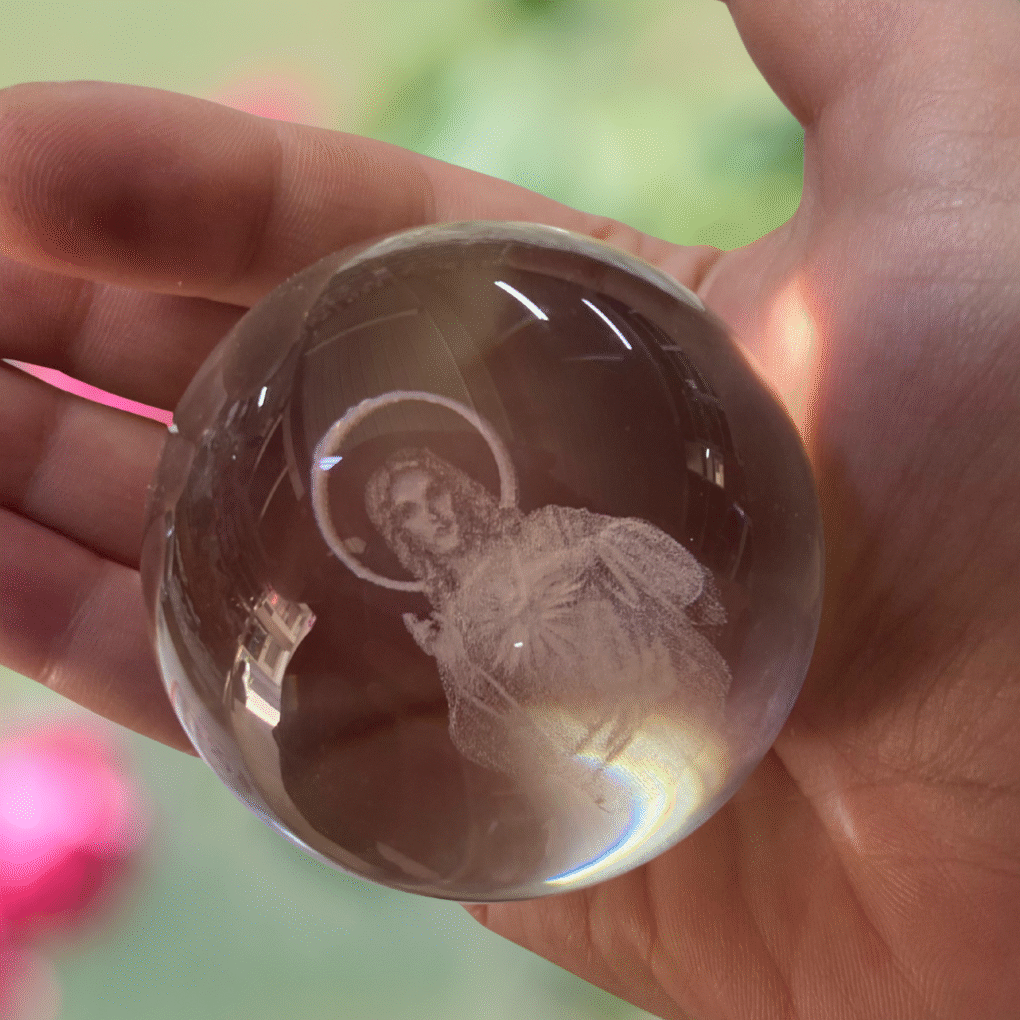 Esfera de Cristal com Jesus – Luz e Proteção para o Seu Altar