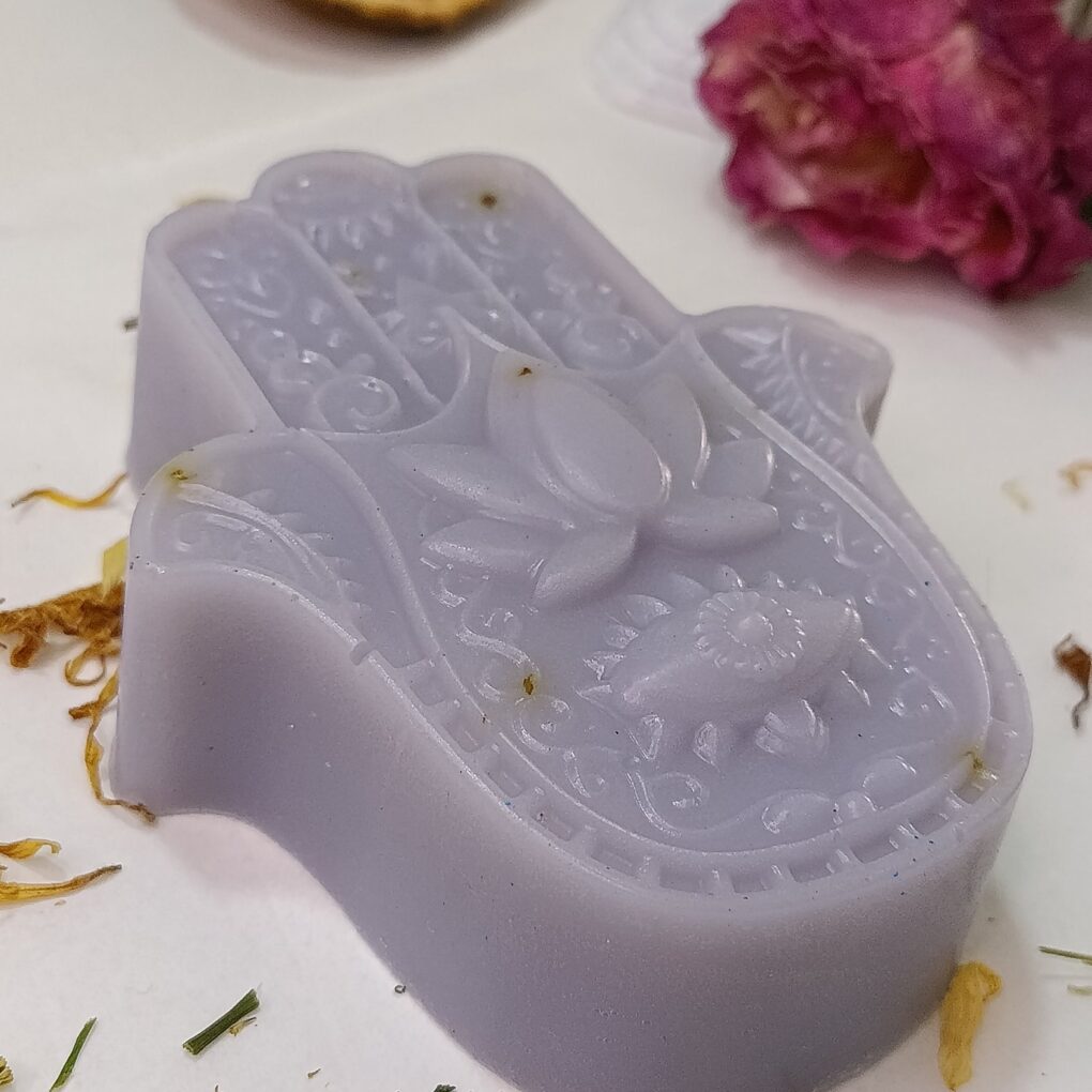 Sabonete artesanal Mão de Hamsá – Camomila e Lavanda ðª¬