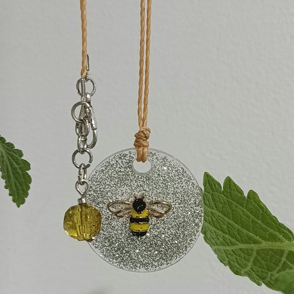 Colar Abelhinha – arquétipo de foco, organização e doçura ð