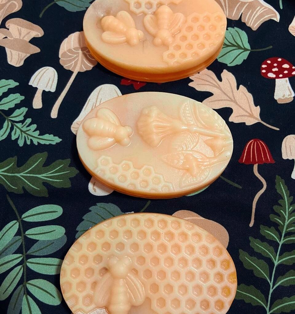 Trio 2 de sabonetes artesanais de mel e cera de abelha, inspirado nas Melissas ð¯ð
