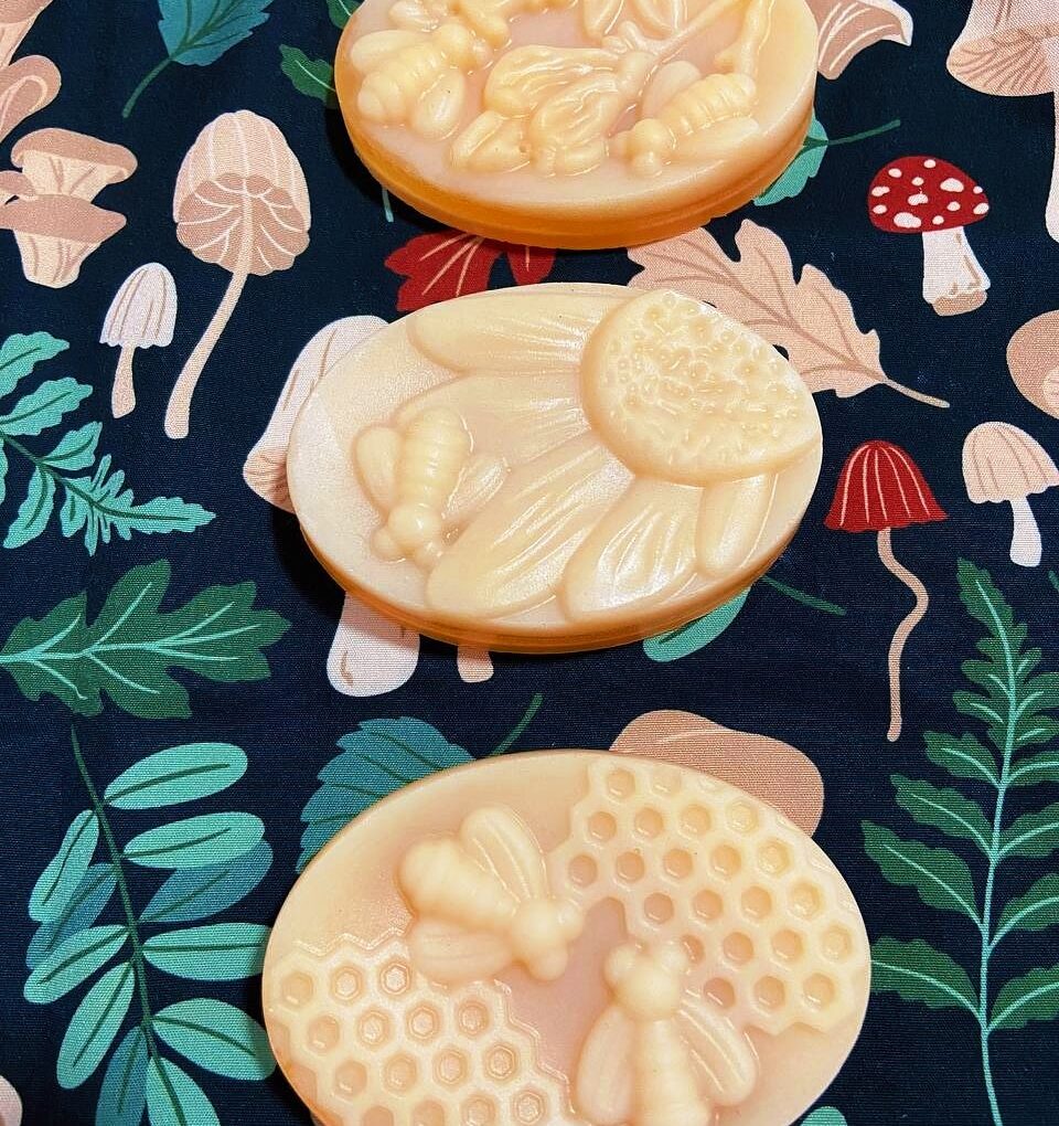 Trio 1 de sabonetes artesanais de mel e cera de abelha, inspirado nas Melissas ð¯ð