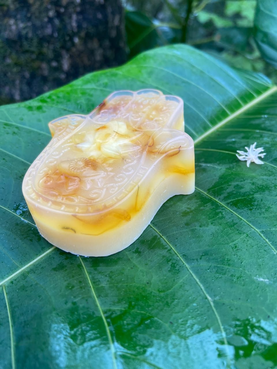𪬠Sabonete artesanal Mão de Hamsá com calêndula e maracujá ✨ - Imagem 2