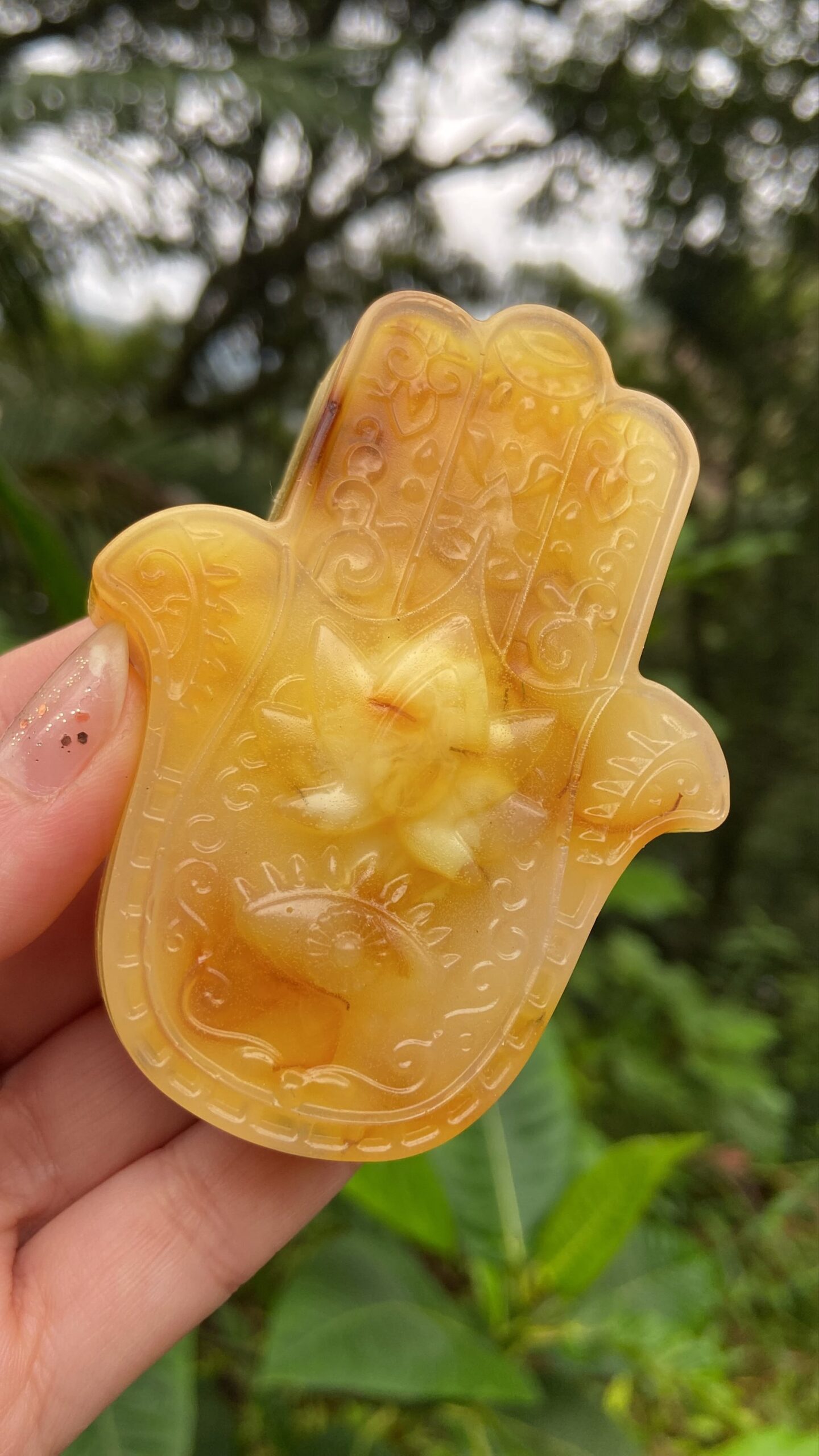 𪬠Sabonete artesanal Mão de Hamsá com calêndula e maracujá ✨