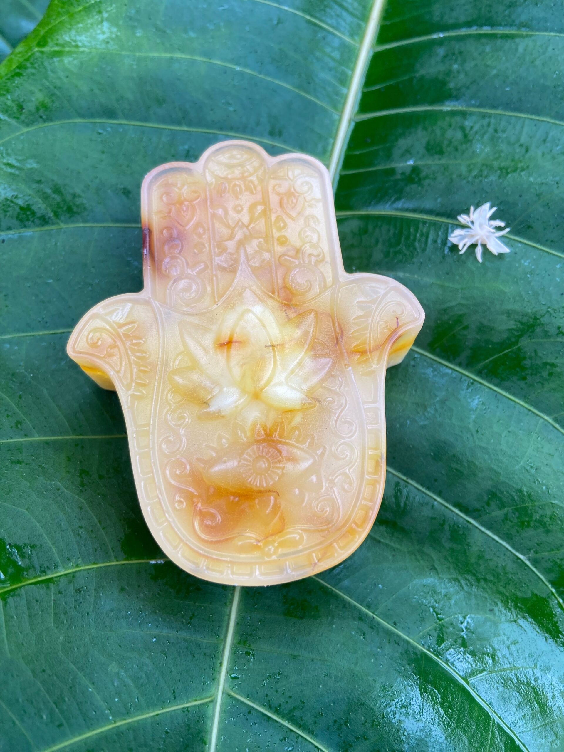 𪬠Sabonete artesanal Mão de Hamsá com calêndula e maracujá ✨ - Imagem 3